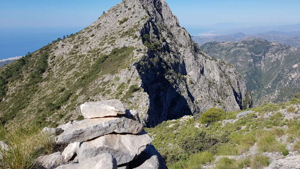 Hito de piedras a media subida