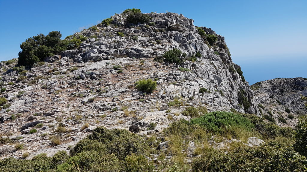 Circular Tajos del Sol y Navachica. Rodeando cresta de rocas erizadas