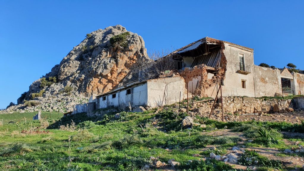 Cortijo del Chorrito con el Peñón Bermejo detrás