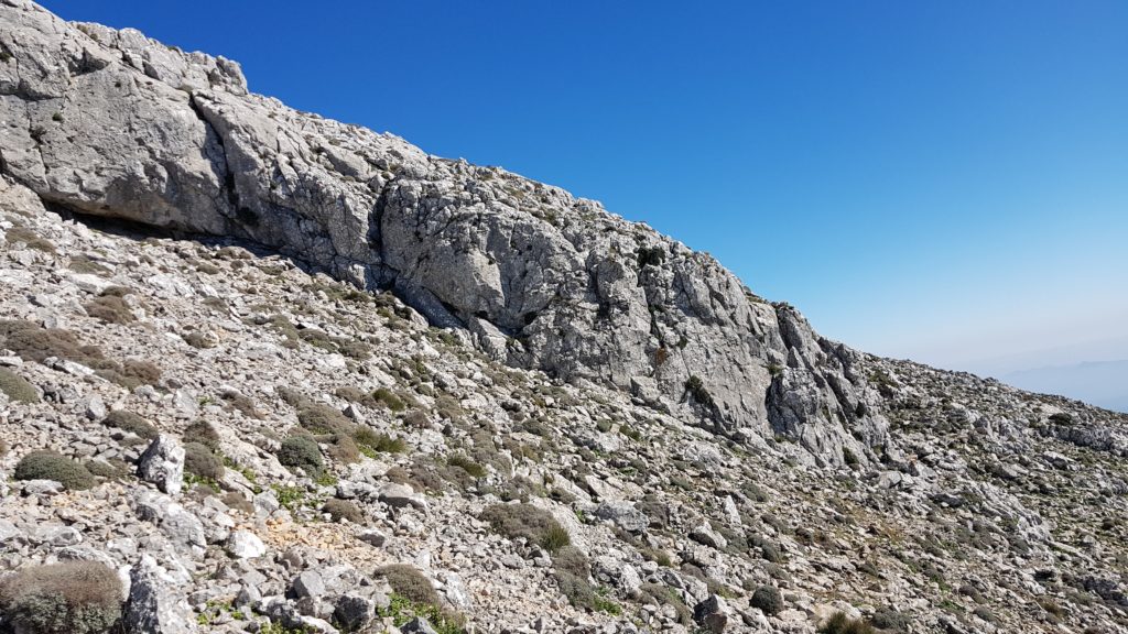 Desde el collado, rodeando los muros de piedra