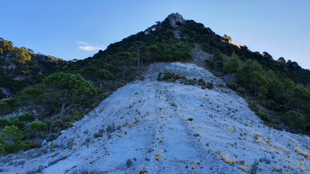 Cortafuegos apuntando a la base del Cerro de la Atalaya
