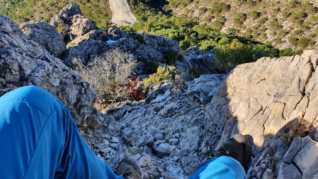 Iniciando el descenso de la Cima del Cerro de la Atalaya