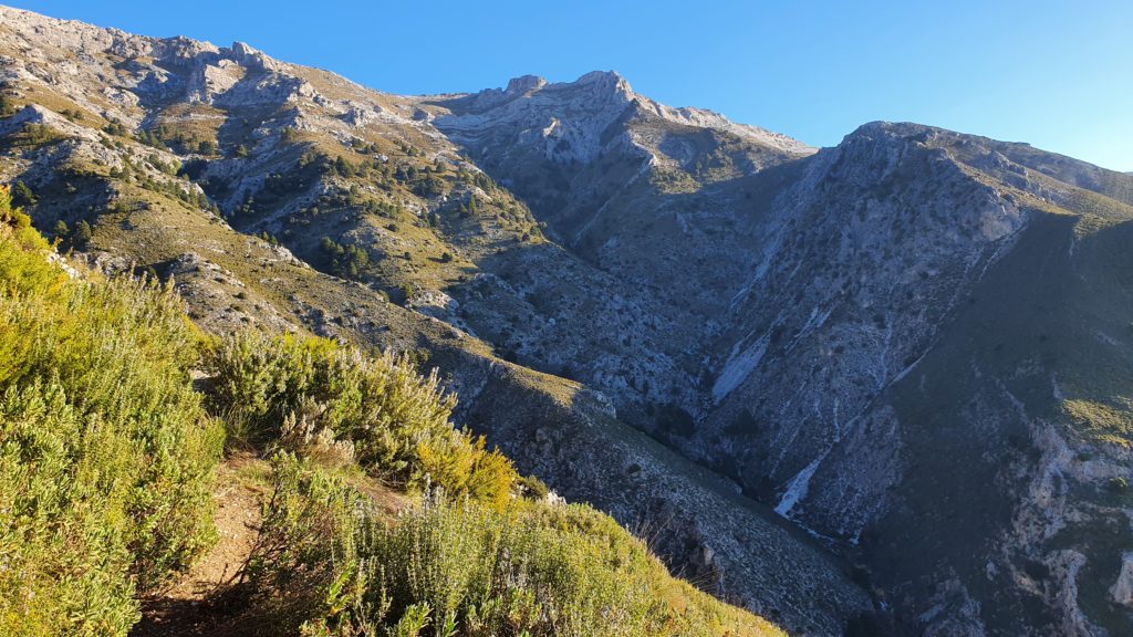 Sendero. Vistas al Morrón y al Collado de la Cuna