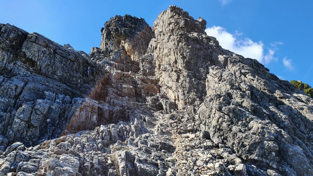 Canal rocosa. Pasaremos entre las dos torres