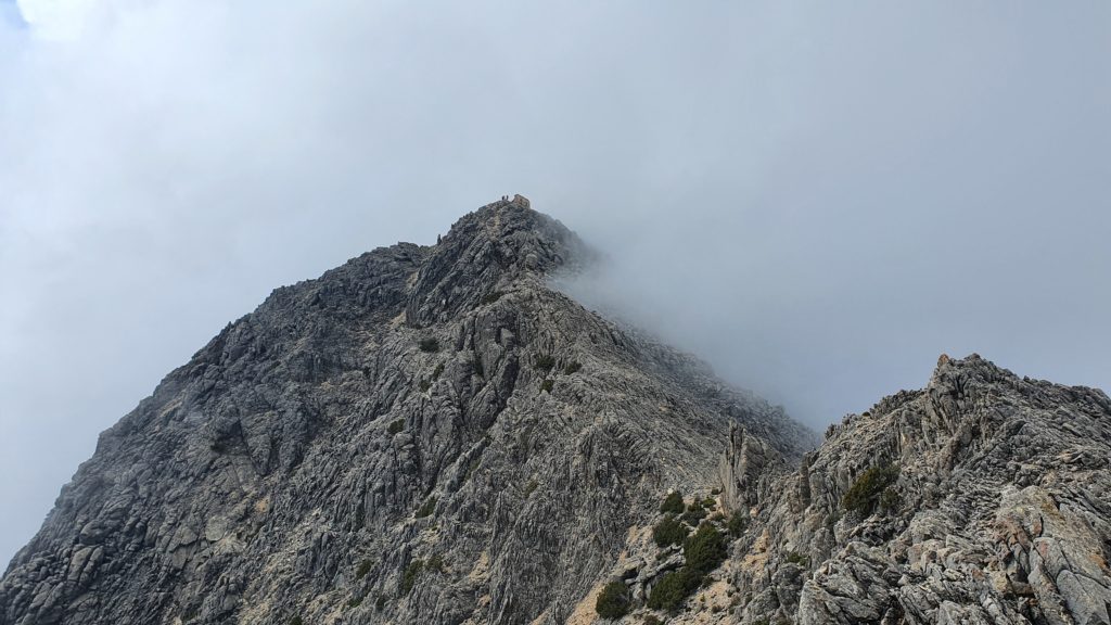 Avistando la cima del Lucero desde su Arista Nordeste